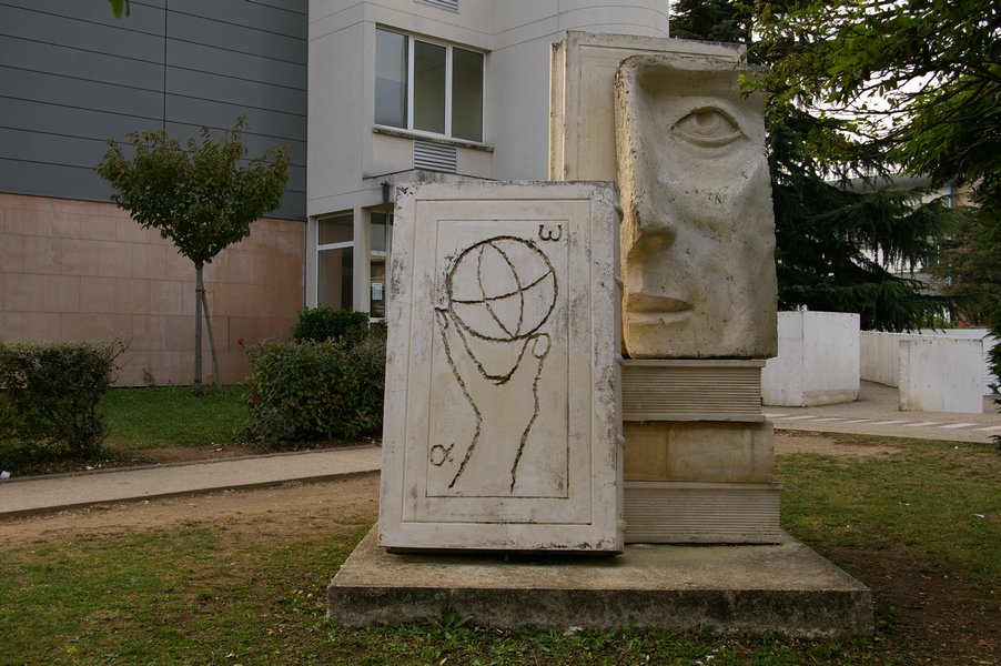 College Le Village: College - Le Village - Sculpture Louis Molinari 001